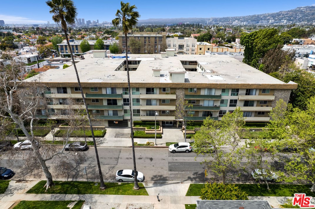 525 Sycamore Ave, Los Angeles CA  90036-2039 exterior