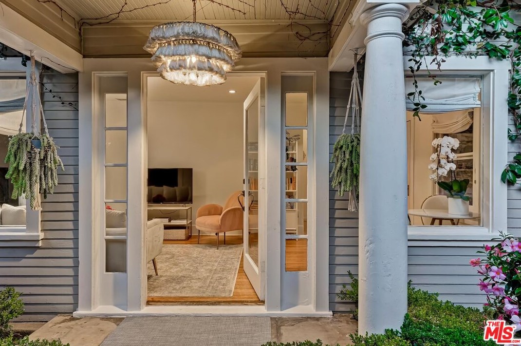 8861 Cynthia St, Los Angeles CA  90069-4510 exterior