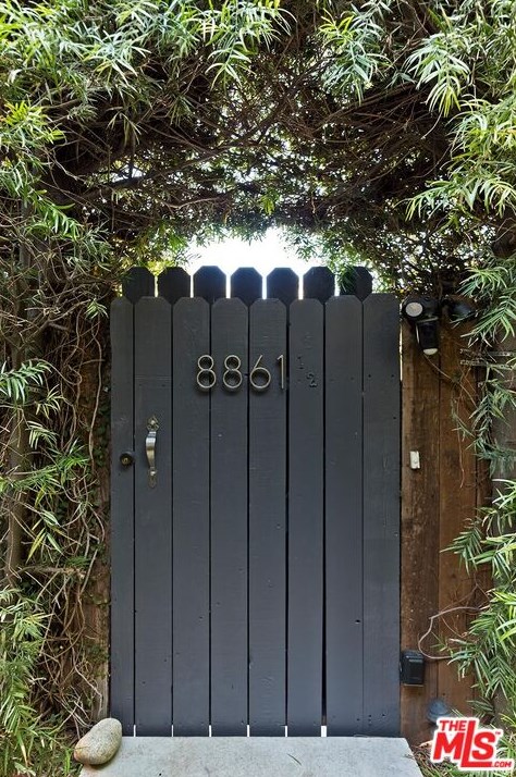 8861 Cynthia St, Los Angeles CA  90069-4510 exterior
