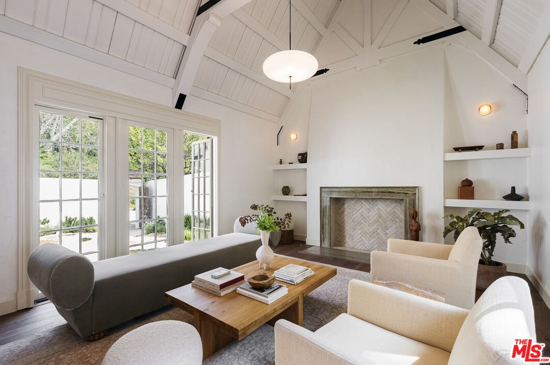 2639 Canyon Dr, Los Angeles CA  90068-2417 exterior