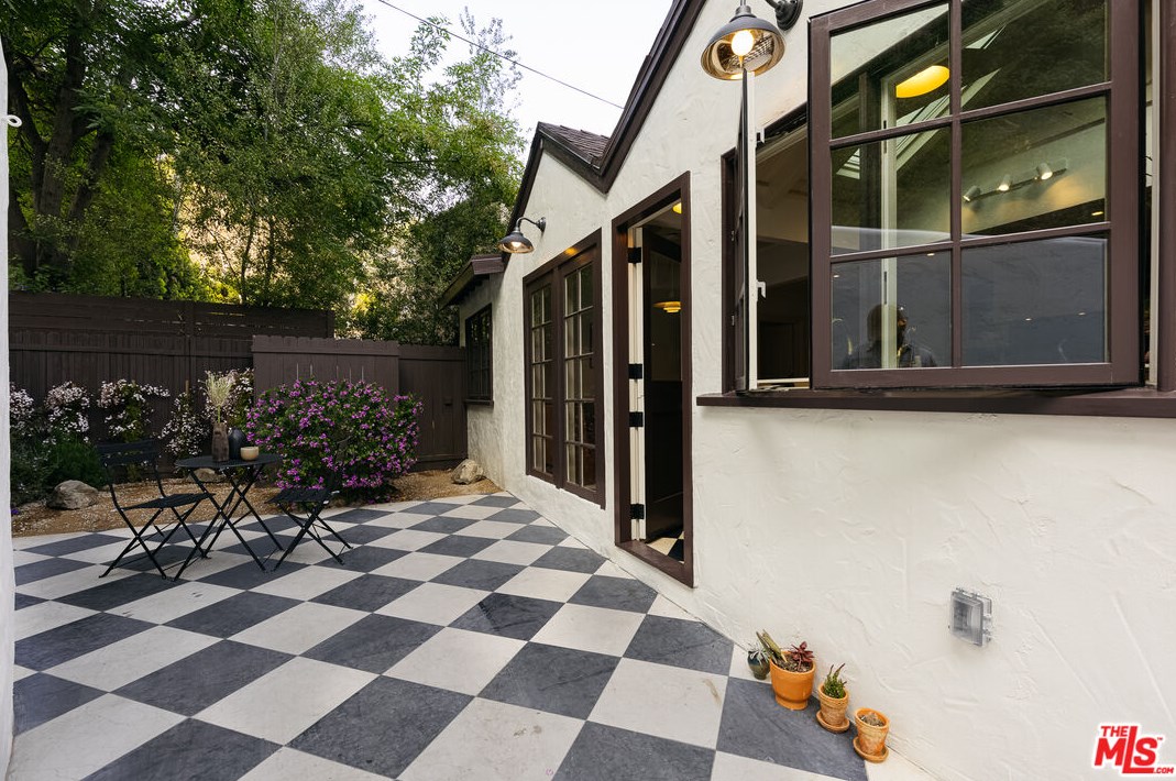 2639 Canyon Dr, Los Angeles CA  90068-2417 exterior