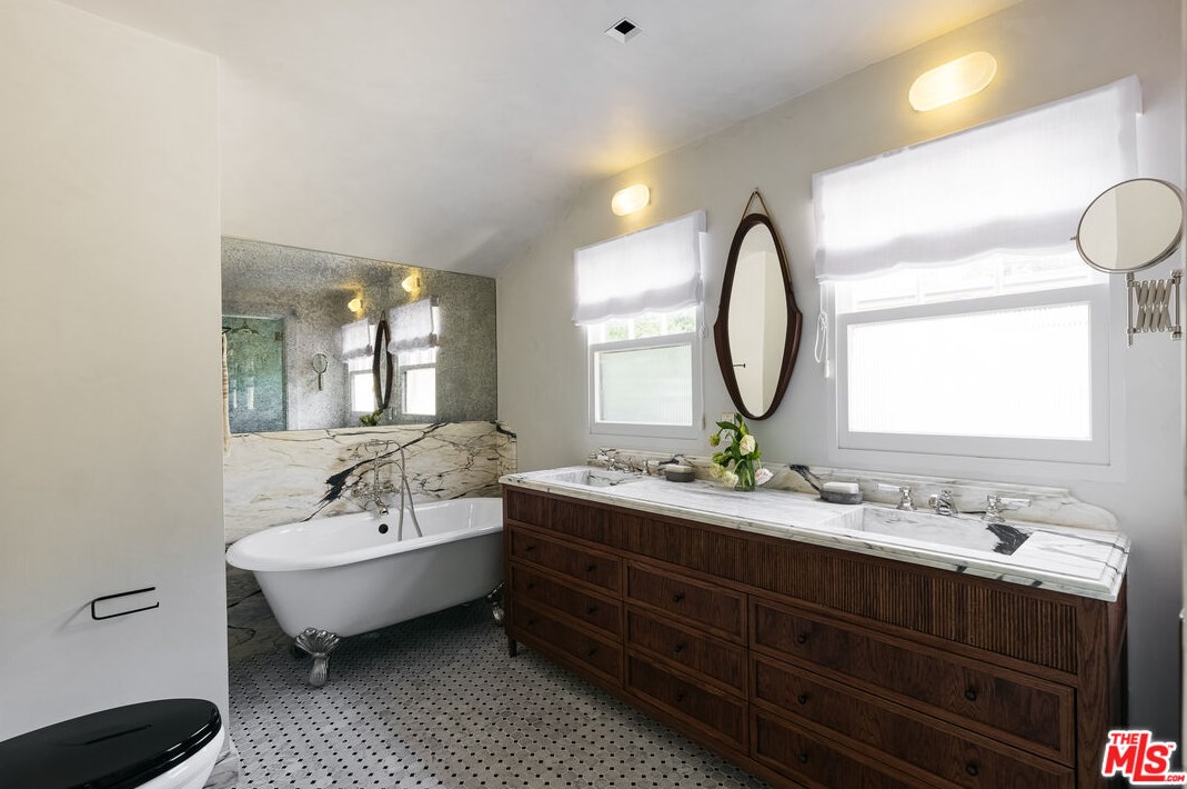 2639 Canyon Dr, Los Angeles CA  90068-2417 exterior