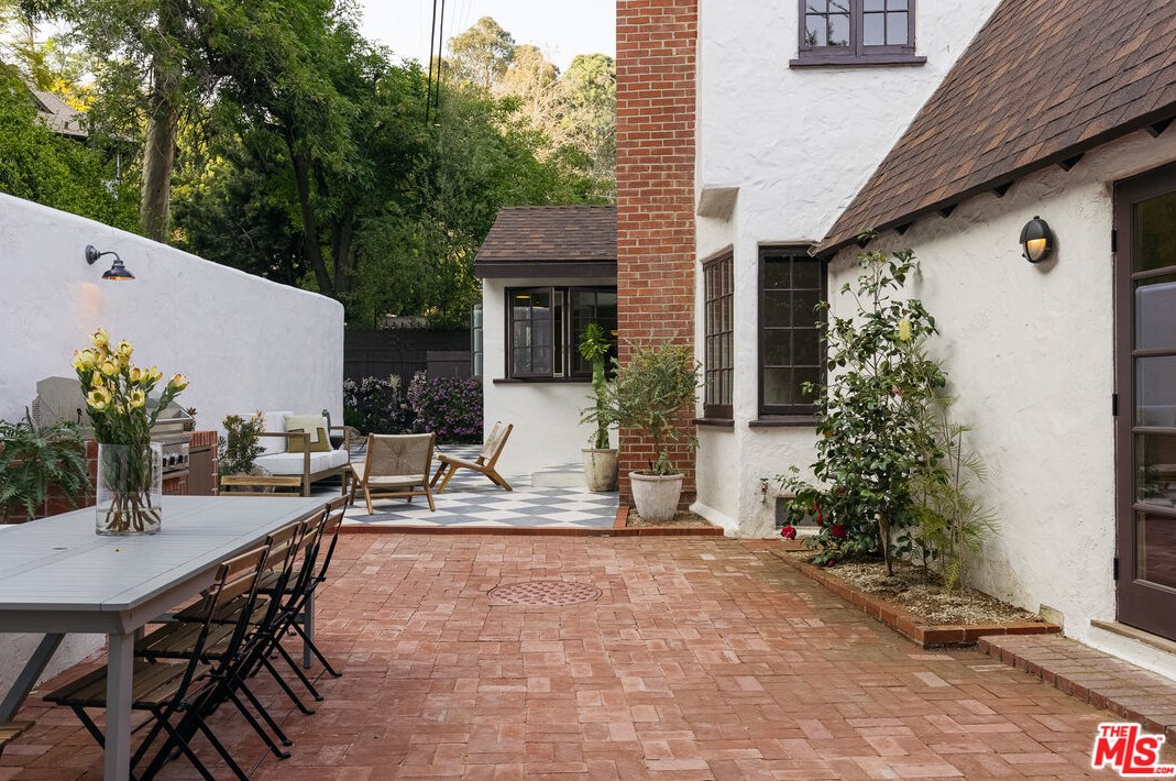 2639 Canyon Dr, Los Angeles CA  90068-2417 exterior
