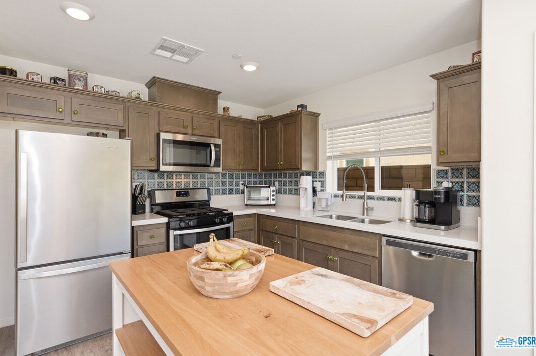 67427 Rio Oso Rd, Cathedral City CA  92234 exterior