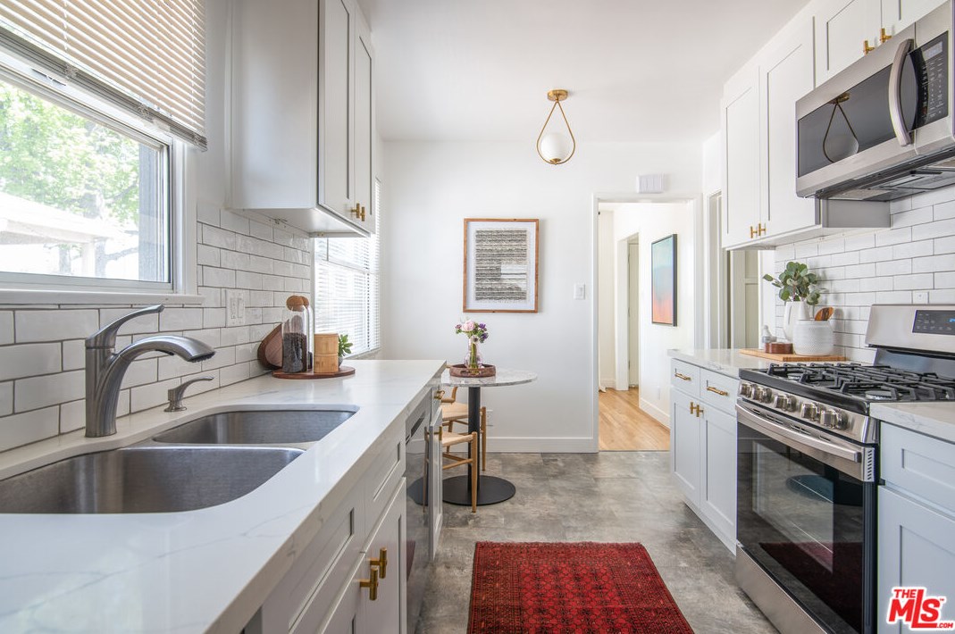 6501 Yarmouth Ave, Los Angeles CA  91335-6217 exterior