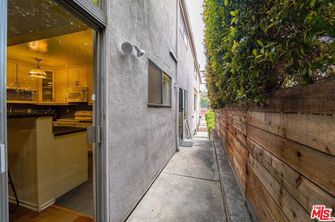 10396 Almayo Ave, Los Angeles CA  90064-2600 exterior