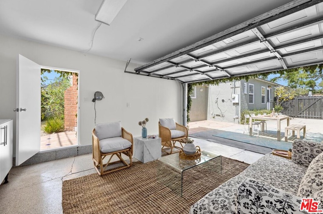 11020 Braddock Dr, Los Angeles CA  90230-4213 exterior