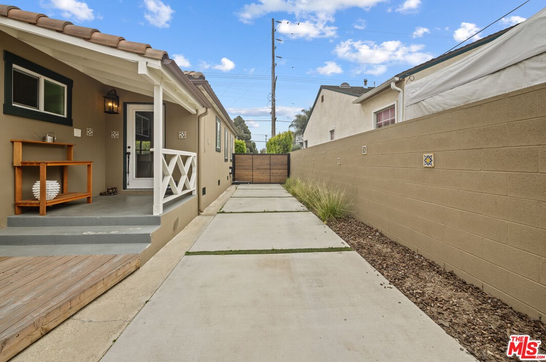 10763 Charnock Rd, Los Angeles CA  90034-6201 exterior