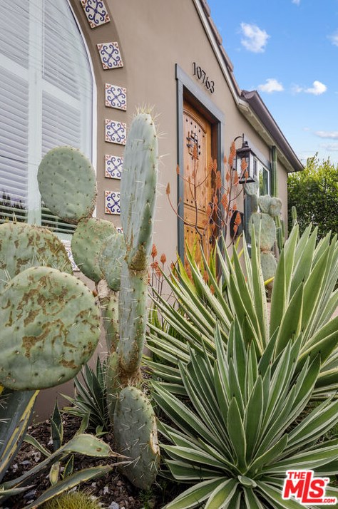 10763 Charnock Rd, Los Angeles CA  90034-6201 exterior