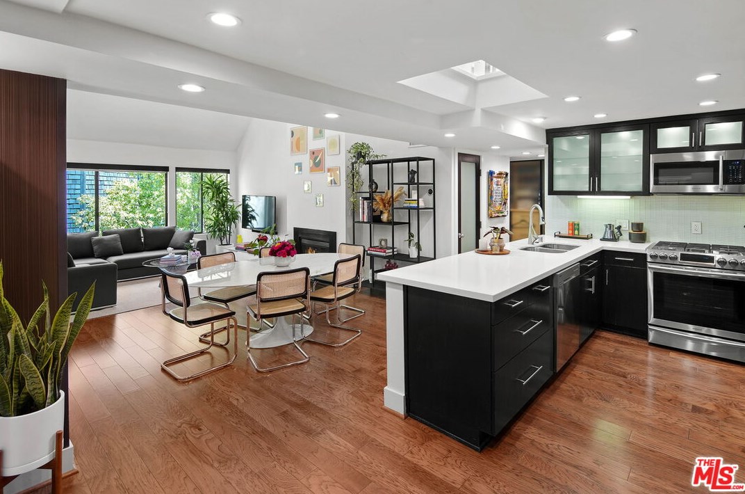 950 Kings Rd, Los Angeles CA 90069-4322 exterior