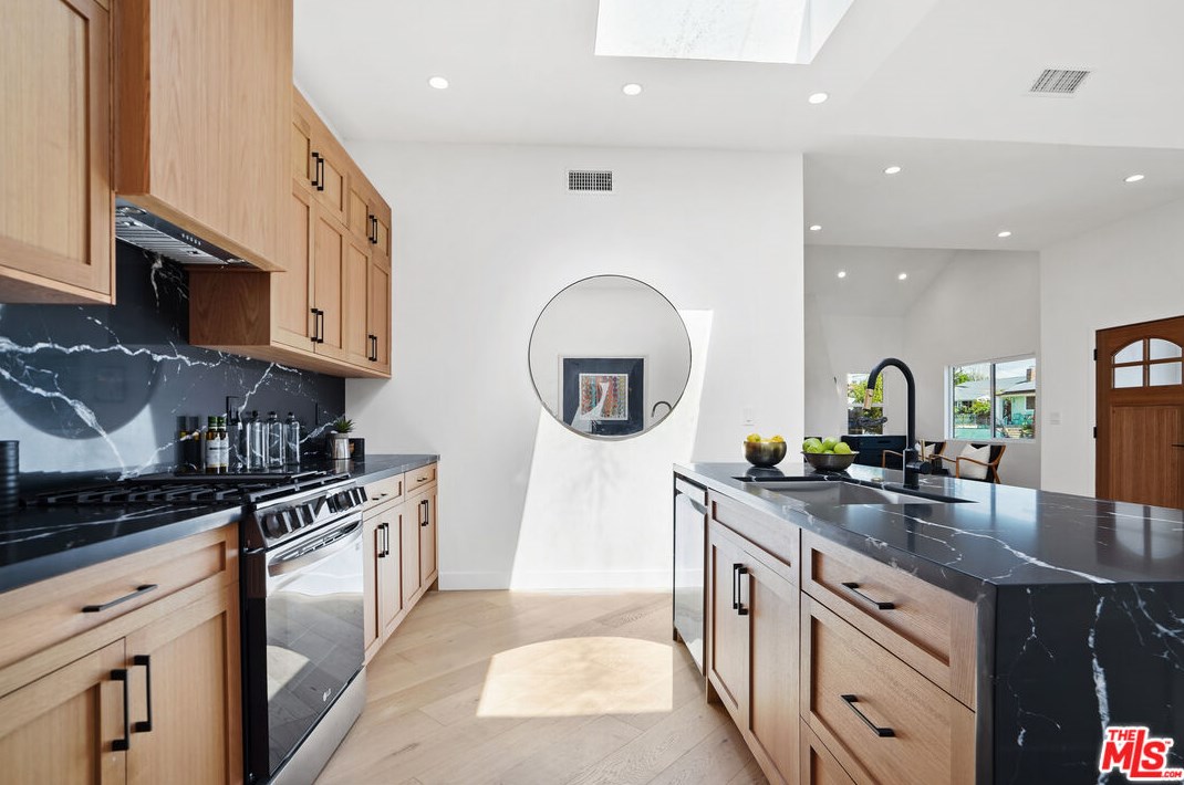 1535 Ellsmere Ave, Los Angeles CA  90019-3825 exterior
