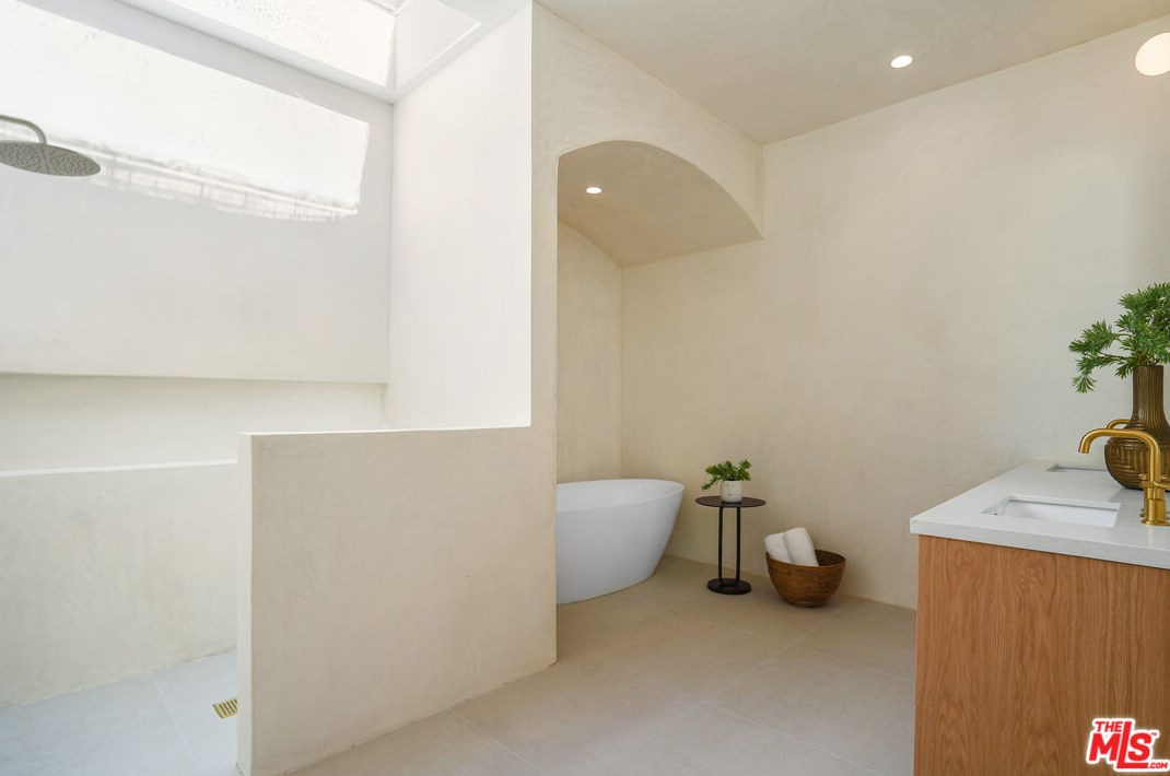 1535 Ellsmere Ave, Los Angeles CA  90019-3825 exterior