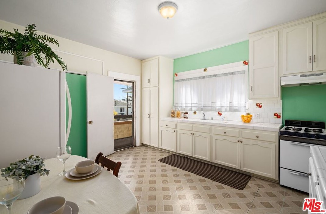 916 20th St, Los Angeles CA  90011-1106 exterior