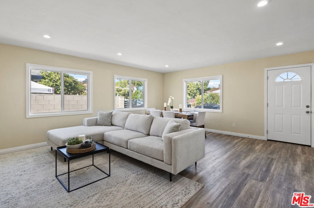 2115 Longwood Ave, Los Angeles CA  90016-3826 exterior