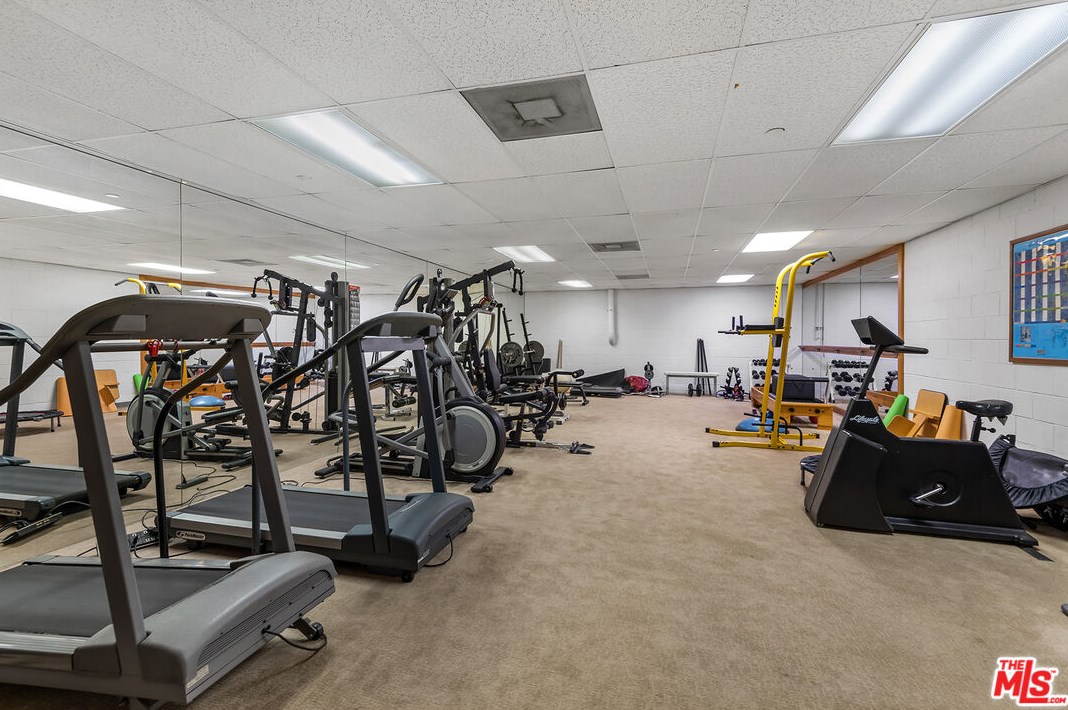 9233 Burton Way, Beverly Hills CA  90210-3700 exterior