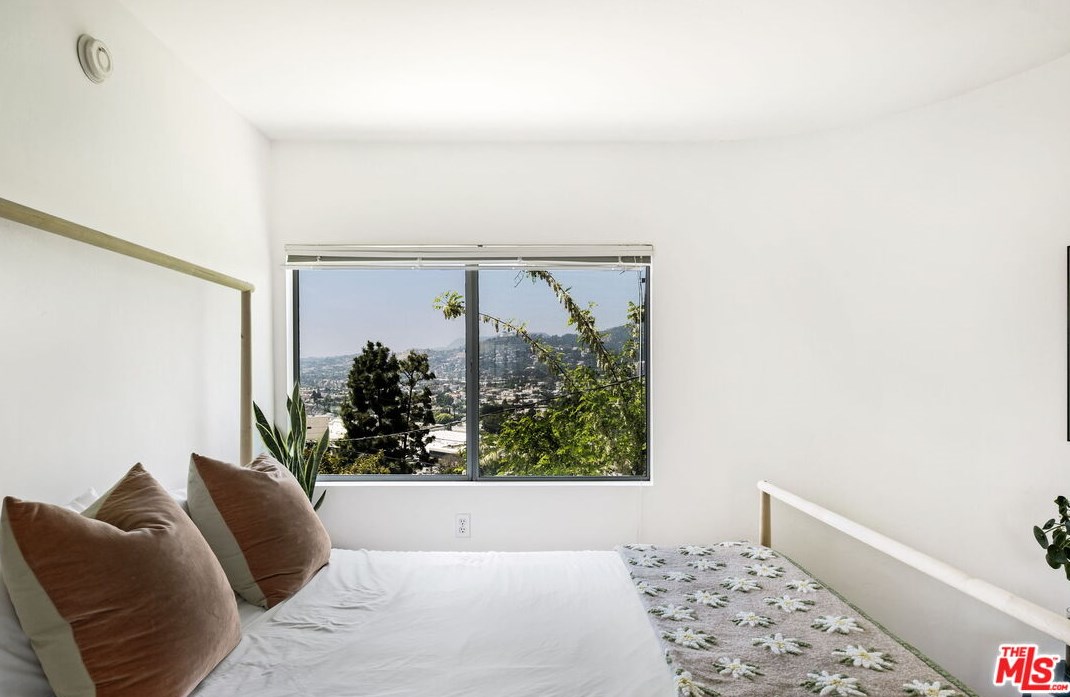 2133 Mayview Dr, Los Angeles CA  90027-4635 exterior