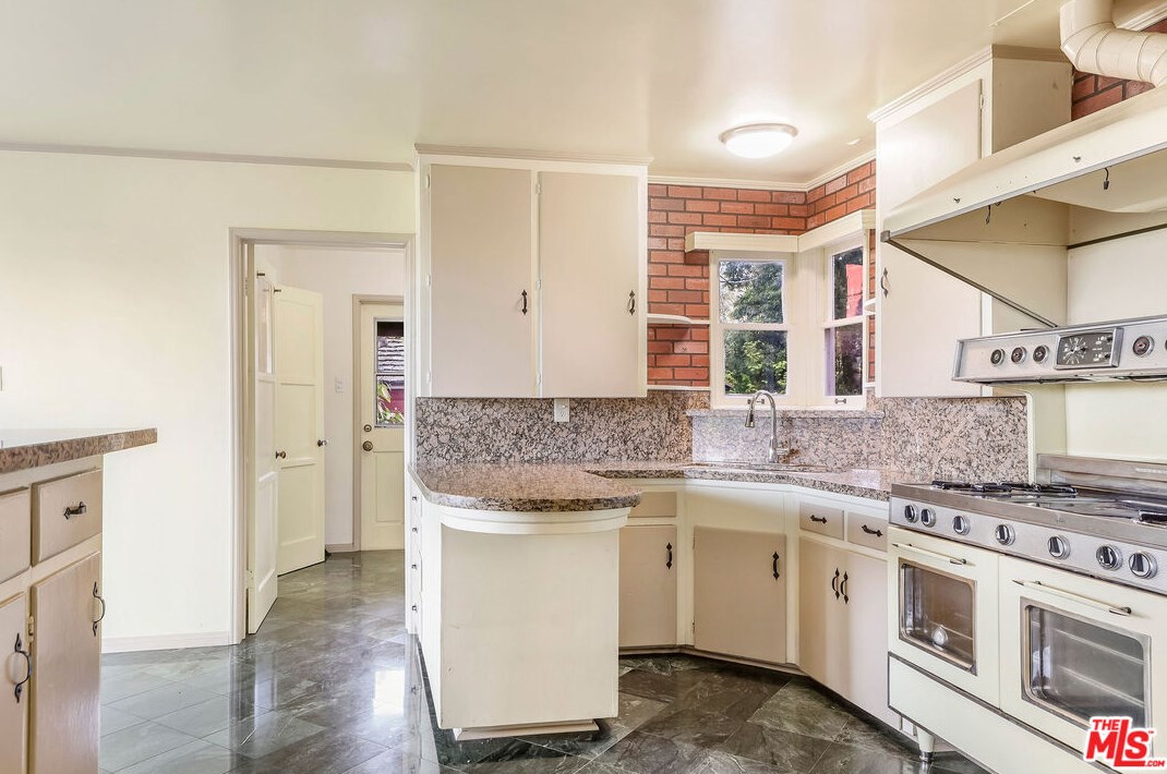 4166 60th St, Los Angeles CA  90043-3602 exterior