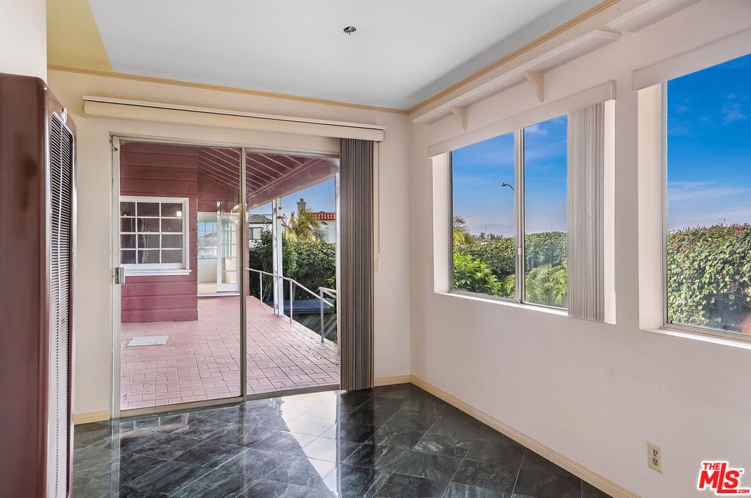 4166 60th St, Los Angeles CA  90043-3602 exterior