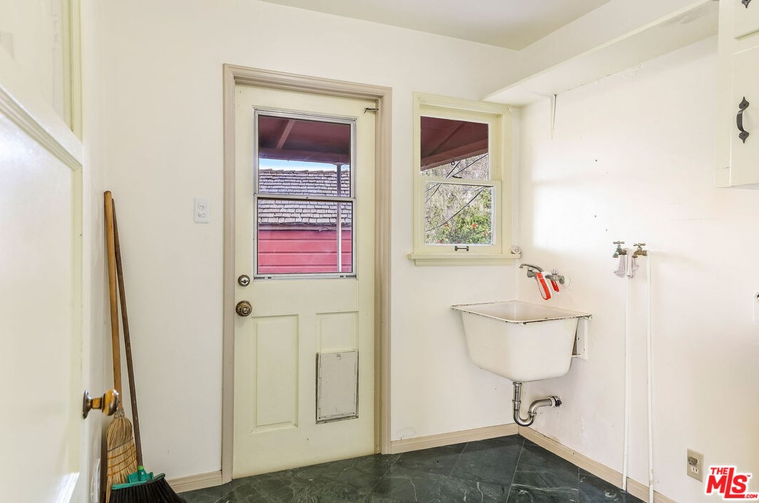 4166 60th St, Los Angeles CA  90043-3602 exterior