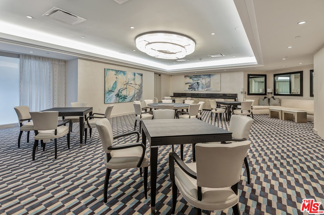 10490 Wilshire Blvd, Los Angeles CA  90024-4621 exterior