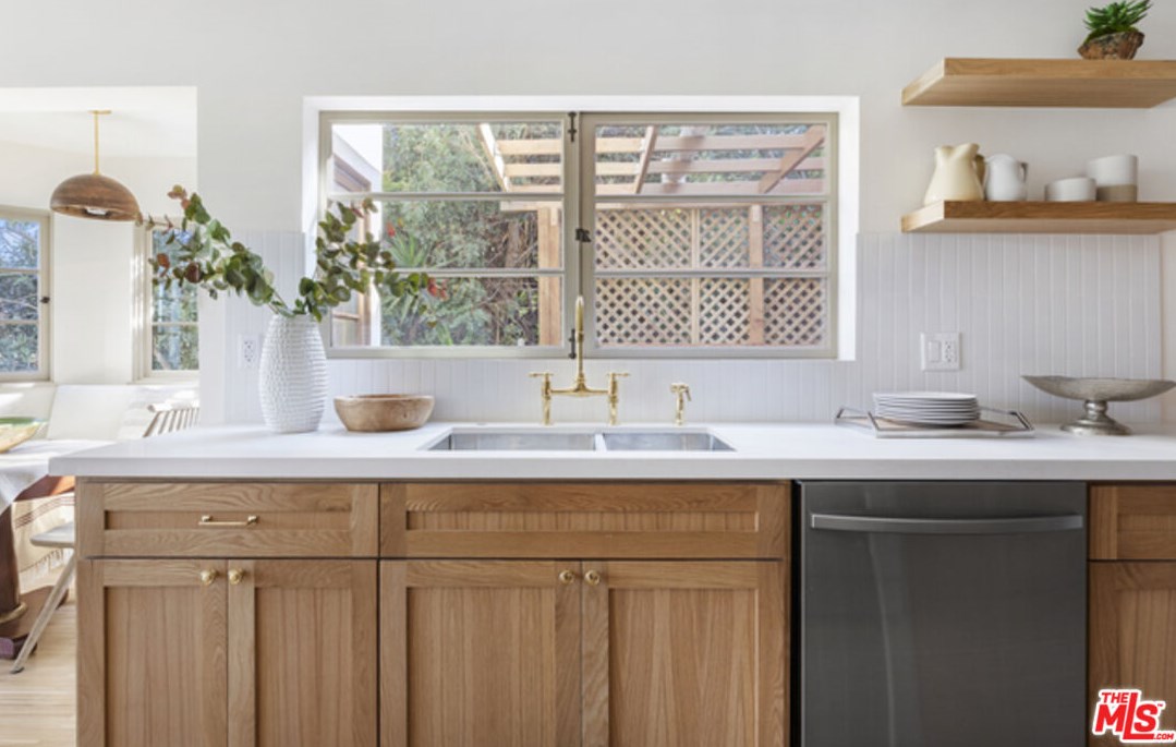 1825 Redesdale Ave, Los Angeles CA  90026-1213 exterior