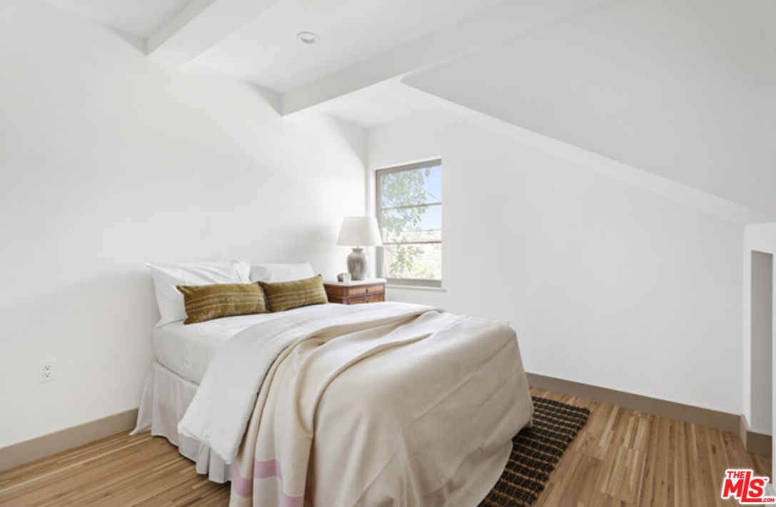 1825 Redesdale Ave, Los Angeles CA  90026-1213 exterior