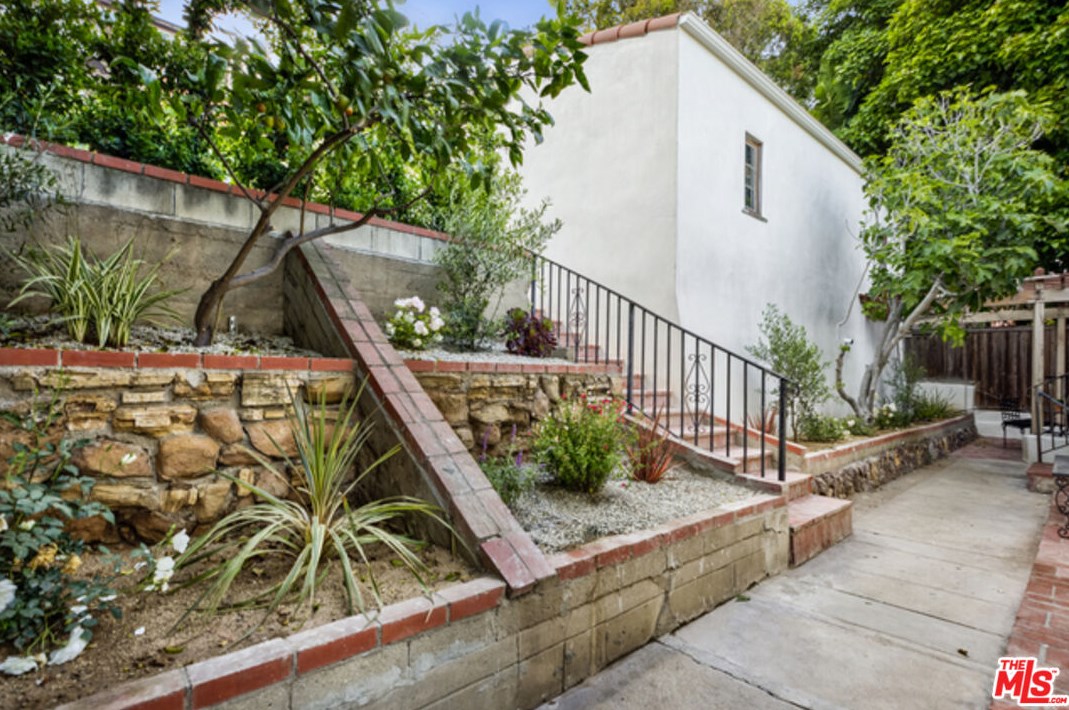 1825 Redesdale Ave, Los Angeles CA  90026-1213 exterior