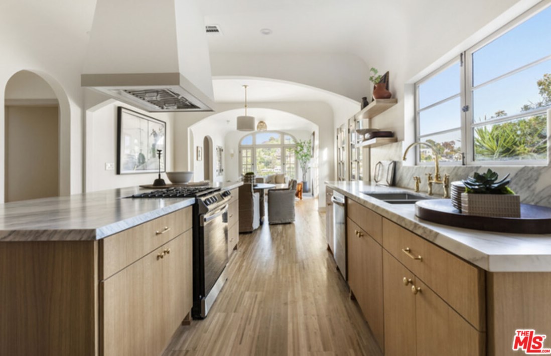 1825 Redesdale Ave, Los Angeles CA  90026-1213 exterior