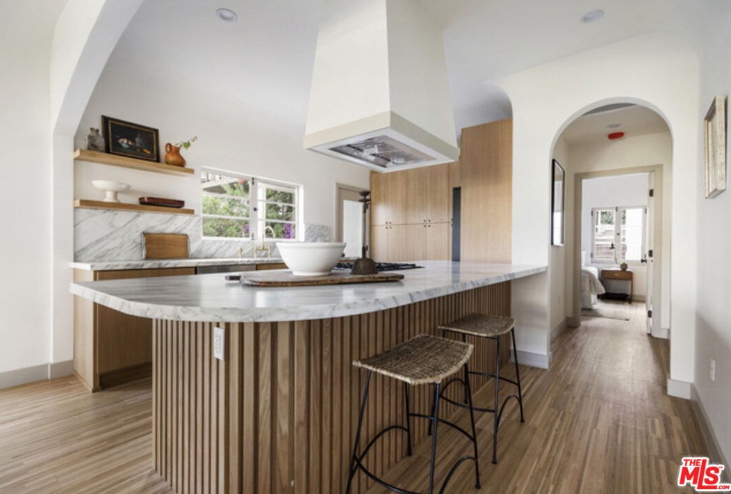 1825 Redesdale Ave, Los Angeles CA  90026-1213 exterior