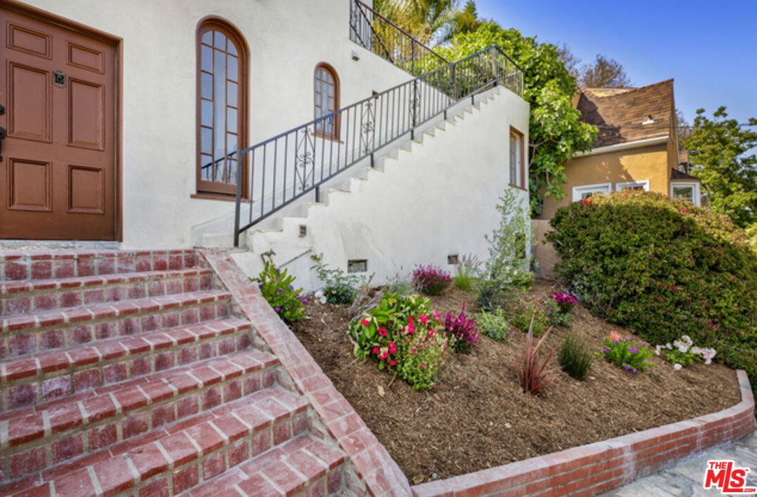 1825 Redesdale Ave, Los Angeles CA  90026-1213 exterior