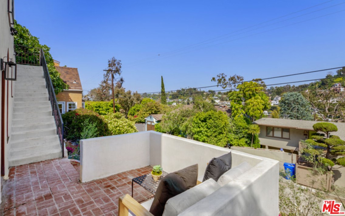 1825 Redesdale Ave, Los Angeles CA  90026-1213 exterior