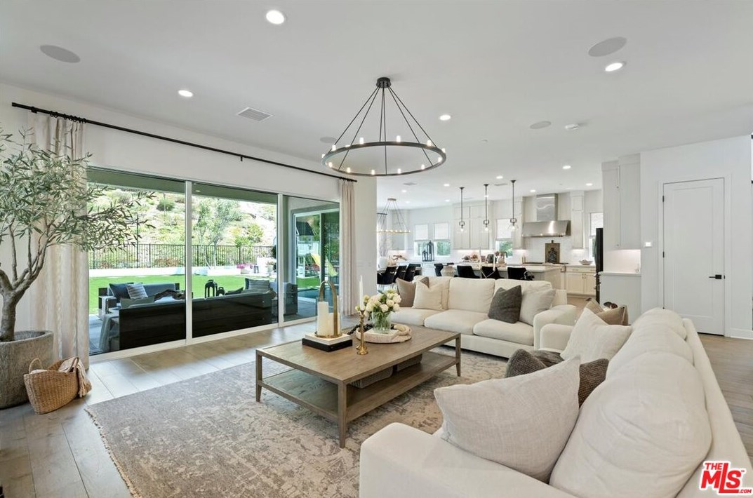 21333 Poema Pl, Chatsworth CA  91311-1285 exterior