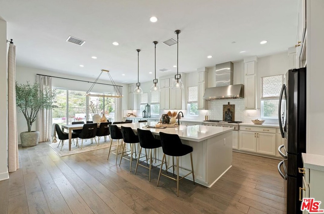21333 Poema Pl, Chatsworth CA  91311-1285 exterior