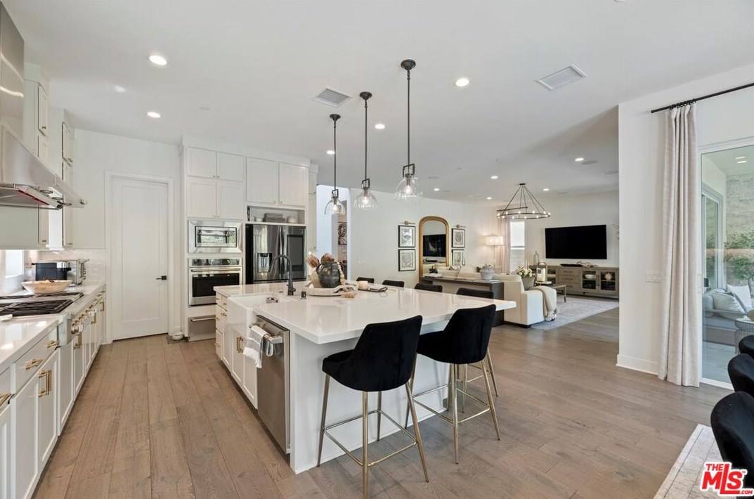 21333 Poema Pl, Chatsworth CA  91311-1285 exterior
