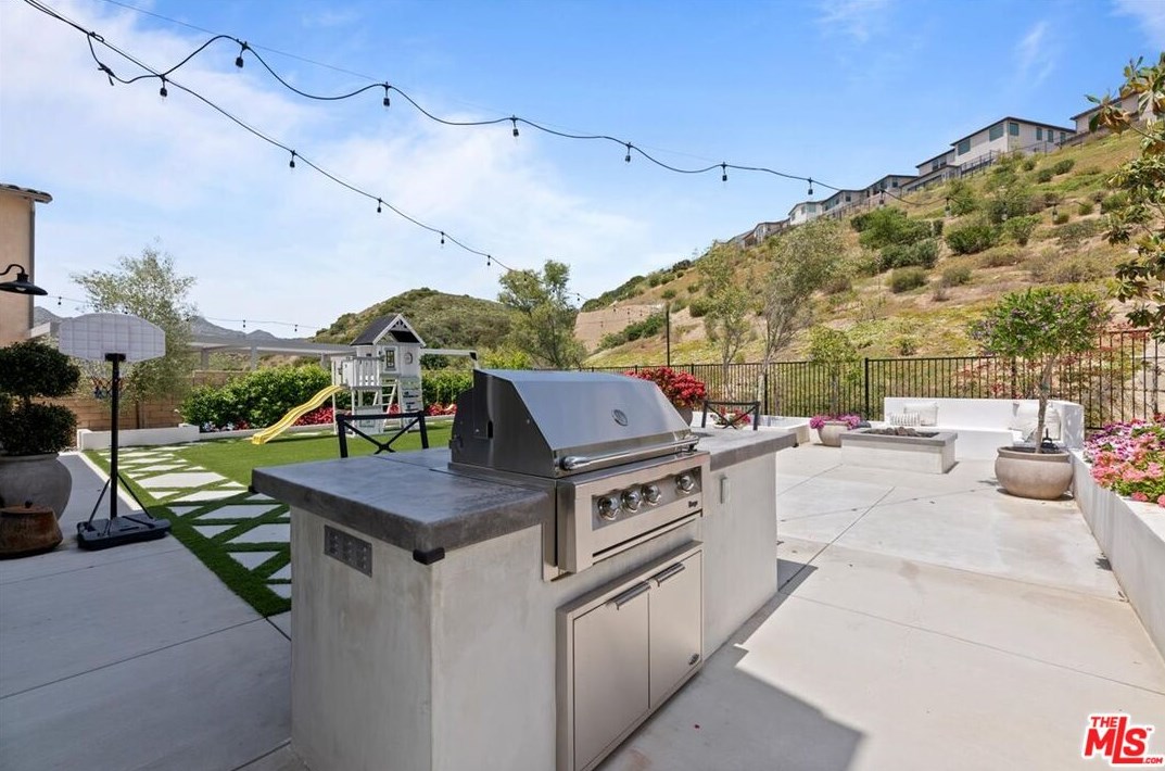 21333 Poema Pl, Chatsworth CA  91311-1285 exterior