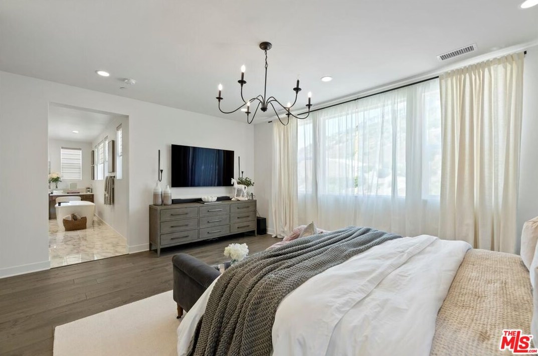 21333 Poema Pl, Chatsworth CA  91311-1285 exterior
