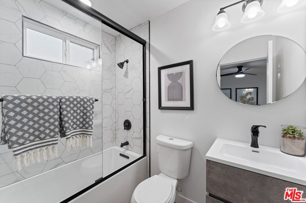 3937 Redwood Ave, Los Angeles CA  90066-4107 exterior