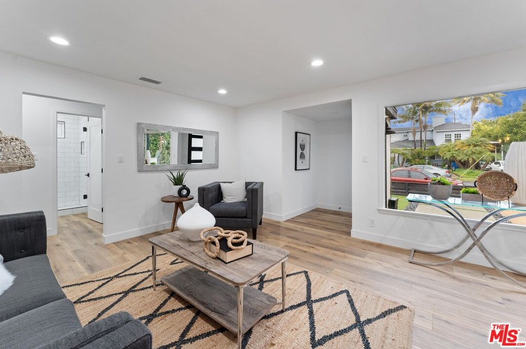 3937 Redwood Ave, Los Angeles CA  90066-4107 exterior