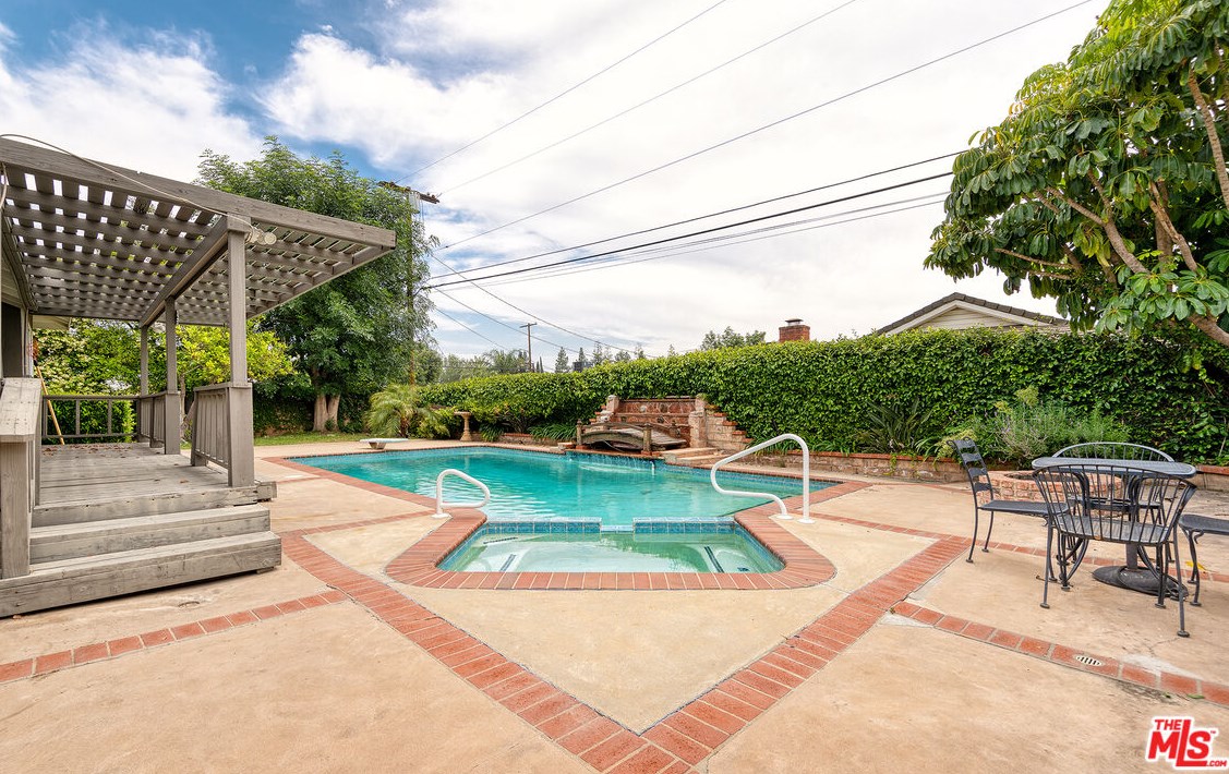 16638 Bermuda St, San Fernando CA  91344-5043 exterior