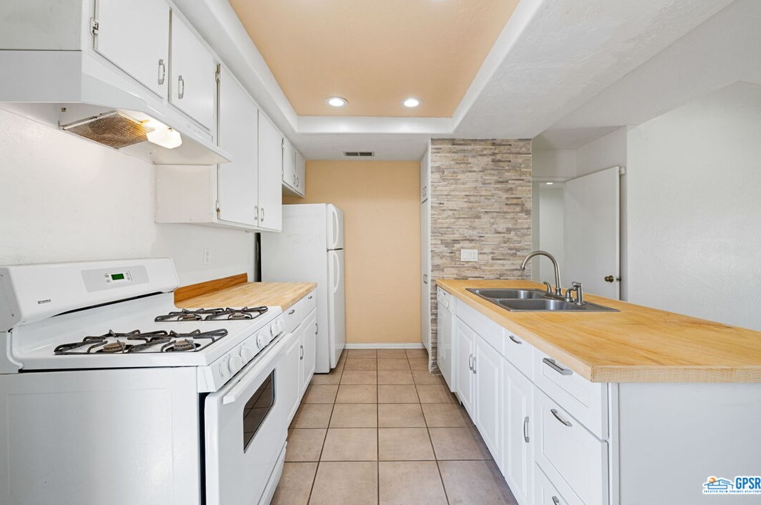 1 Lakeview Cir, Cathedral City CA  92234-6056 exterior