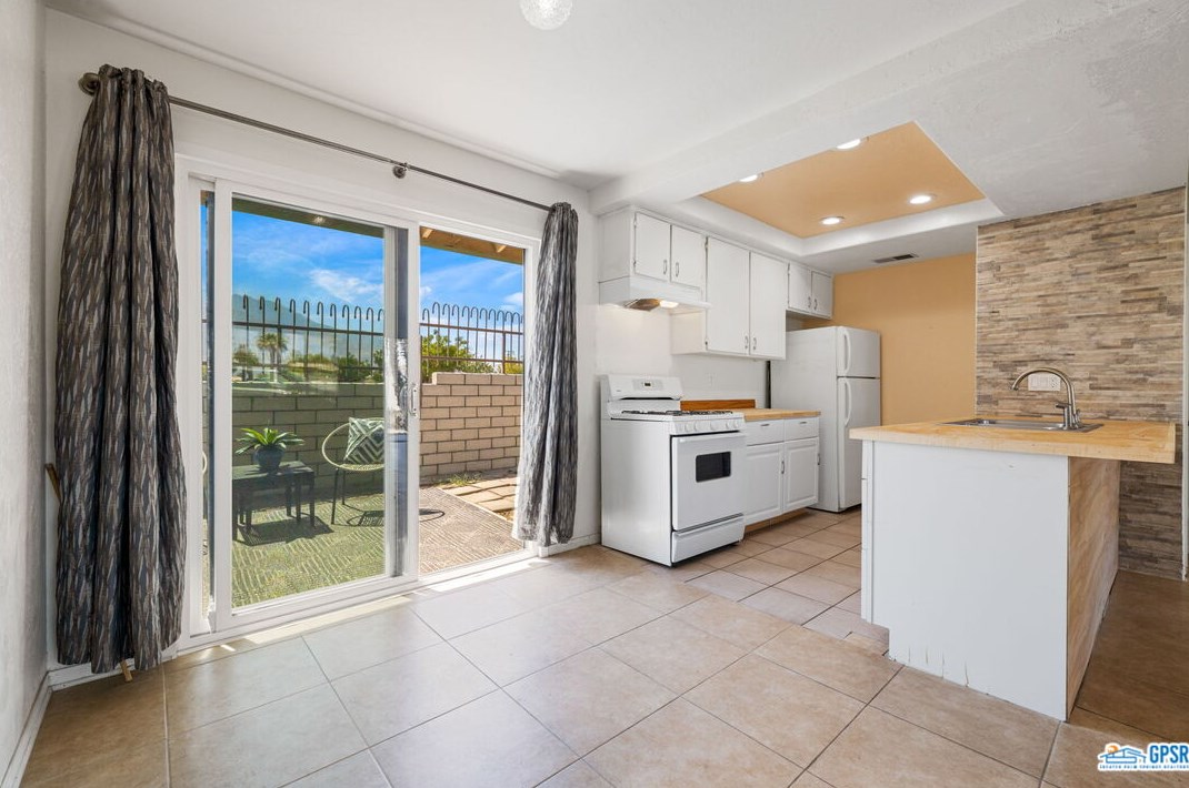 1 Lakeview Cir, Cathedral City CA  92234-6056 exterior