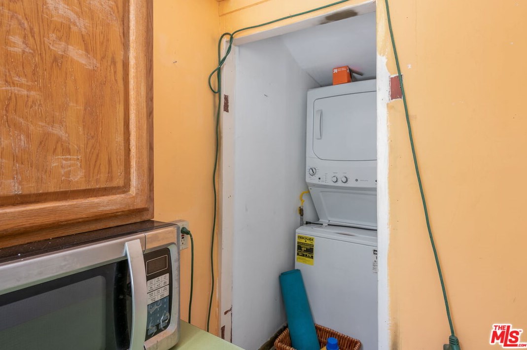 9801 Portola Dr, Beverly Hills CA  90210-1421 exterior