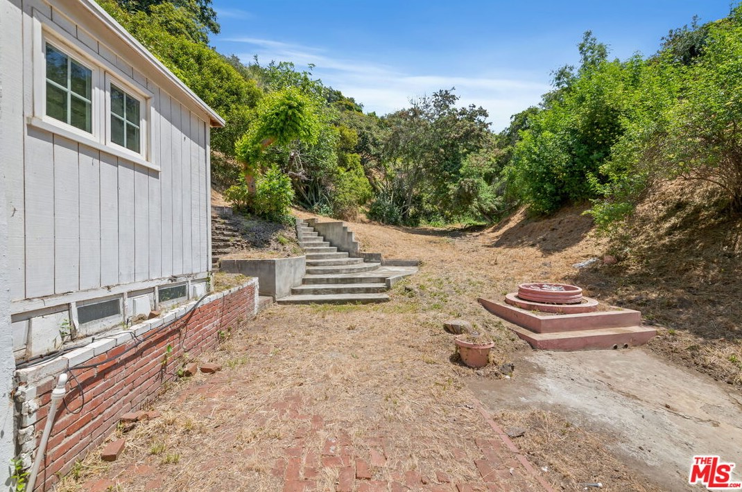 9801 Portola Dr, Beverly Hills CA  90210-1421 exterior