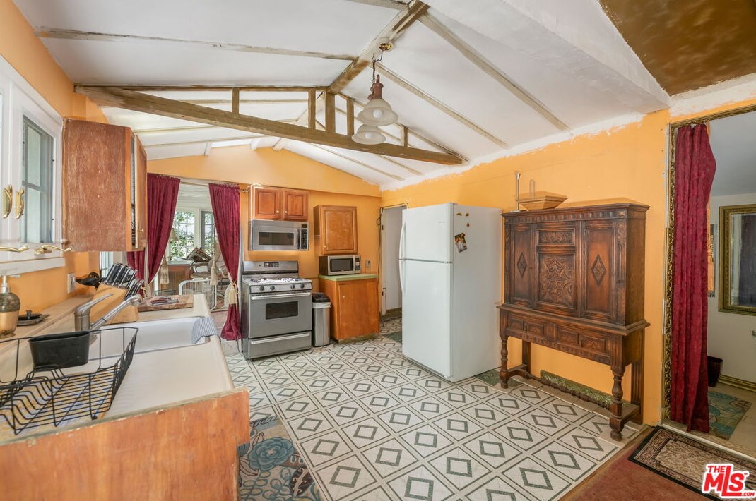 9801 Portola Dr, Beverly Hills CA  90210-1421 exterior