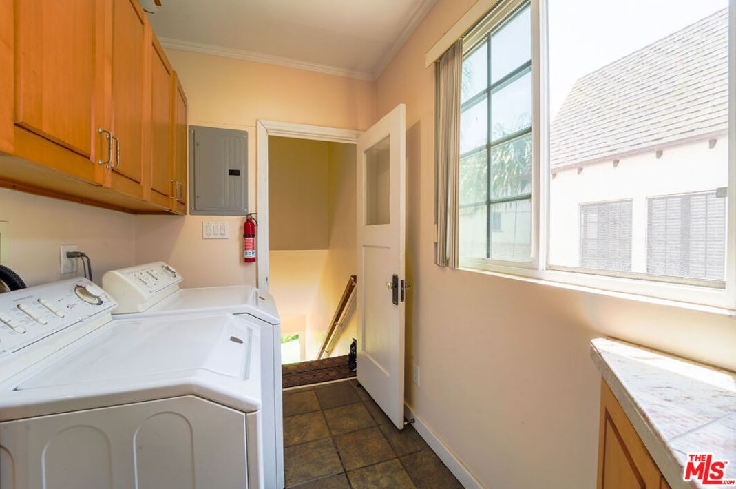 1244 Highland Ave, Los Angeles CA  90019-1733 exterior