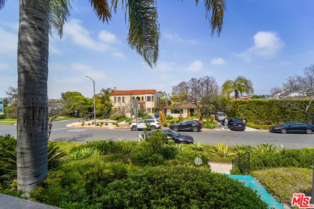 1244 Highland Ave, Los Angeles CA  90019-1733 exterior