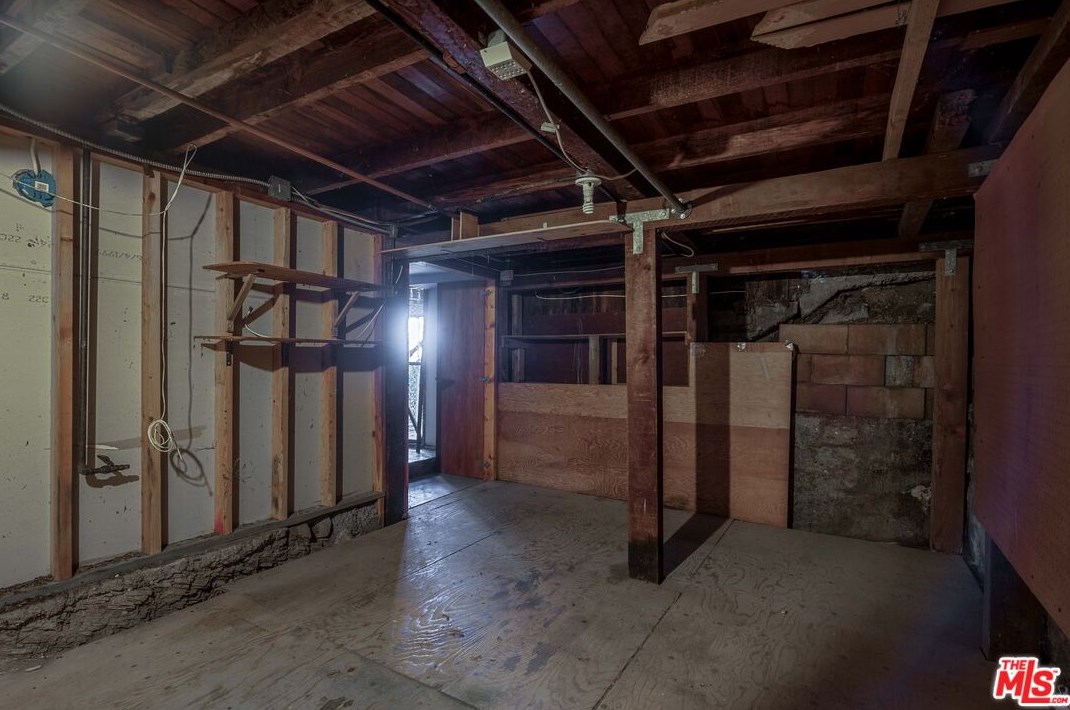 2056 Alvarado St, Los Angeles CA  90039-3906 exterior