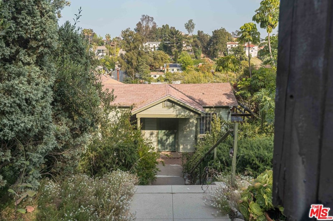 2056 Alvarado St, Los Angeles CA  90039-3906 exterior