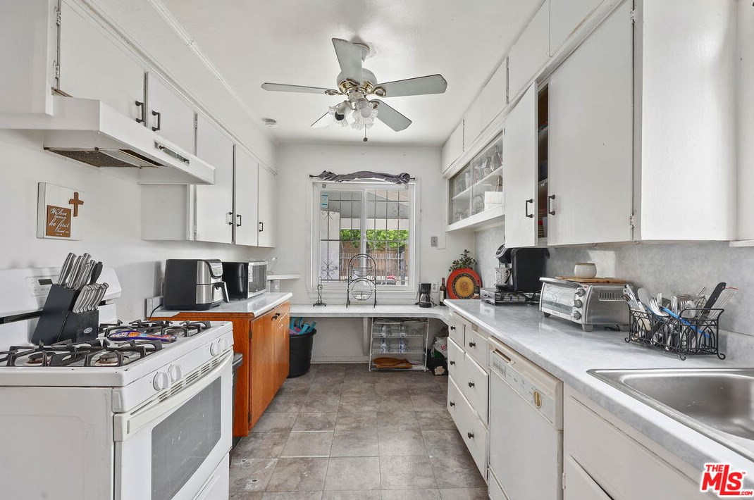 910 71st St, Los Angeles CA 90003-1836 exterior