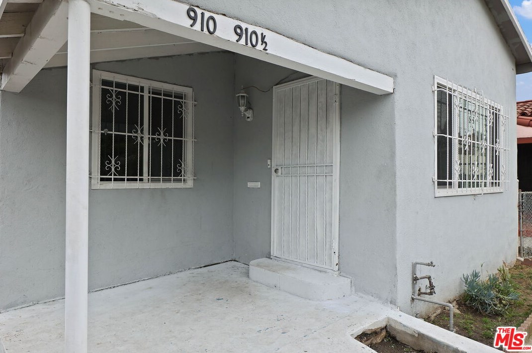 910 71st St, Los Angeles CA 90003-1836 exterior